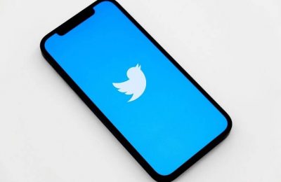 Twitter est un réseau social inédit avec ses propres codes pour communiquer. Cette plateforme est l’occasion de communiquer à propos de votre entreprise à condition de savoir comment