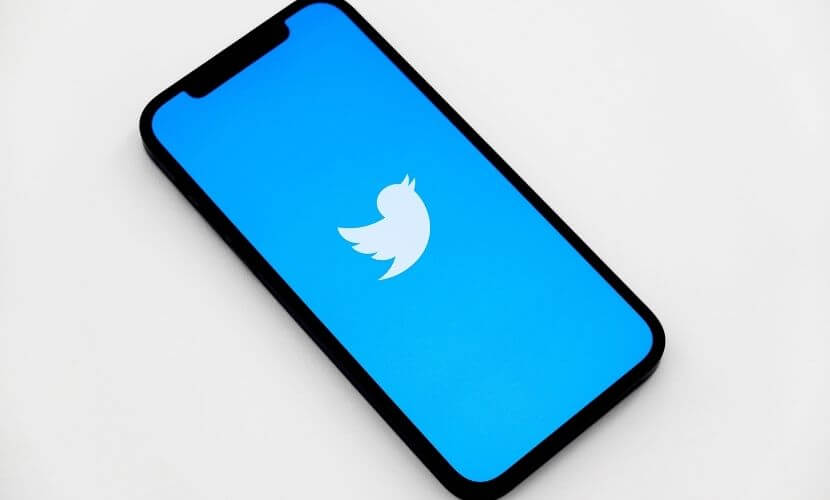 Twitter est un réseau social inédit avec ses propres codes pour communiquer. Cette plateforme est l’occasion de communiquer à propos de votre entreprise à condition de savoir comment